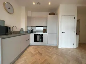 STYLISH 1 BED & PARKING-IDEAL FOR CORPORATE STAYS - Image 4