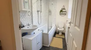 F2S SERVICED APARTMENTS 2Bedroom Terrace house with Free Wifi Netflix Suitable for Contractors walking distance to Train station - Image 5