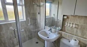 Large Windsor House with 4 Bedrooms Cinema Lounge 10 beds Sleeps 13 - Image 2
