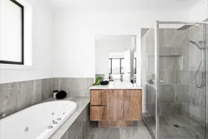 Spacious Private 4BR Upper Floor Sleeps 8 Spa Free parking - Image 2