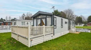 Elegant Lodge with Hot Tub - Image 4
