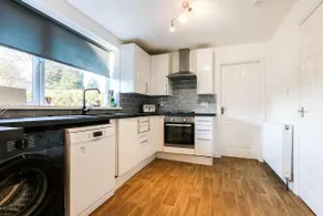 Stylish 6 Bed Detached House - Image 3