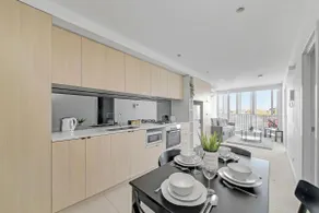 Central 2BR Near Queen Victoria Market - Image 2