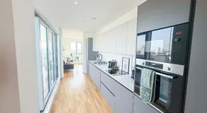 Lux 3-Bedroom Penthouse in Battersea with 3 Private Balconies near Clapham , Nine Elms by Staylio Lo - Image 4