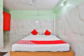 OYO Hotel Silver - Image 2