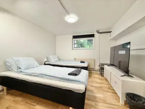 2 Bedroom Apartment With 4 Beds For Workers Near Volvo Free Parking - Image 5