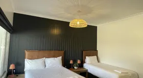 Palm and Pawn Motor Inn - Image 2
