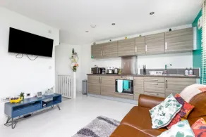 Central - Free Parking & WiFi, En-suite's, Balcony - Image 2