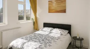 New Stylish Modern Home & Free Parking! - Image 5