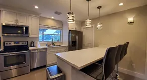 Lakefront Vacation Home - Sleeps 8 - Image 4