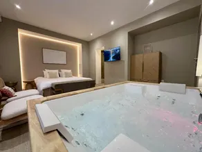 AMMG Tour Marina – Suites Signature | Vue Mer Panoramique, Jacuzzi & Design - Image 2