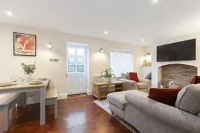 Charming Two Bedroom Apartment in Fairview - Image 2