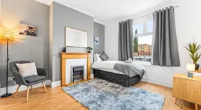 Comfortable 4 Bed Home - Free Parking & Fast WiFi - Image 2