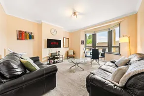 Bright & Modern Family Flat near City Centre - Image 2