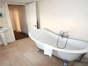 Victoria Mansions Hotel Apartments - Image 4