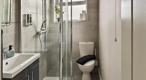 Amaya Five - Newly renovated - Very spacious - Sleeps 6 - Walking distance to town centre - Grantham - Free Gym Access - Image 2