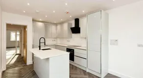 Brand new modern Cheltenham home - Image 3