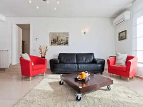 Nice apartment in a villa with three apartments, with private porch and garden - Image 4