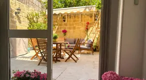 Dahlia Apartment Private Garden Escape Stylish Townhouse in Paola - Image 4