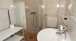 Gyöngyvirág Apartmanház - Image 2