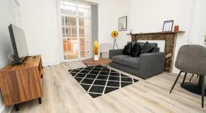 Stylish Flat with Terrace in Cheltenham Centre - Image 2