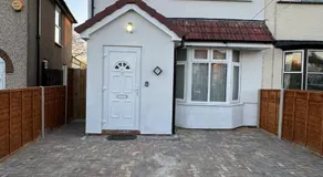 Near Heathrow - Studio - WiFi - Parking - Sleeps 2 - Image 4