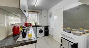 3-bed House, sleeps 8, Next to Park - Image 2