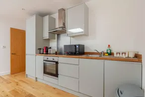 Modern 1-Bedroom Flat in SE18 10 mins to O2 - Image 4