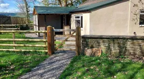 1 Bed Lodge-Sleeps 4-Pet Friendly-Free Parking - Image 4