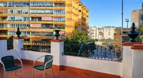 Bonitas habitaciones con aire acondicionado y terraza en casa residencial cercana al centro histórico de Málaga - Image 3