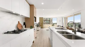 92P Bright 2BR Abnb-Style Near Westfield with View & Free Parking - Image 3