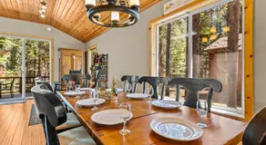 Tahoe Donner Cabin Level Driveway Sleeps 8 Fireplace - Image 4
