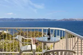 Seaside Serenity: Panoramic Waterfront Retreat - Image 4