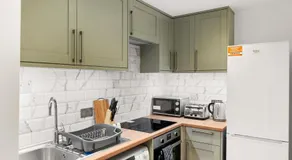 Stylish 2BR Apartment Near Beckenham Station - Image 5