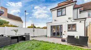 AC Family Home 4BR Sleeps 8 Garden Wifi & Parking - Image 4