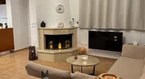 Olive Gem 2-Bed Apt Sleeps 4 with Fireplace - Image 2