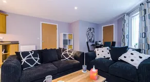 MODERN 2 BEDROOM 2 BATHROOM APARTMENT SLEEPS 4 IN WARRINGTON FOR WORK AND LEISURE WITH PRIVATE PARKING BY AMAZING SPACES RELOCATIONS Ltd - Image 2