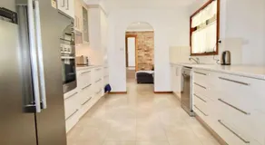 Coastal Getaway by Book Jervis Bay - Free Wifi, linen & Games Room - Image 5