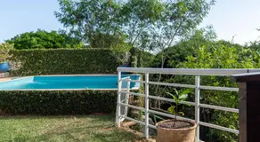 Vista panorâmica e praia a pé. - Image 4