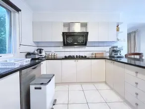 Spacious and Elegant house with study room in Doncaster - Image 5