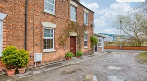 Centrally Tucked Away Private 4bed - Free parking! By Hinkley Homes Short Lets & Serviced Accommodation - Image 5