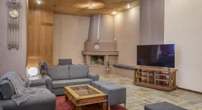 Arahova Inn Hotel - Image 2