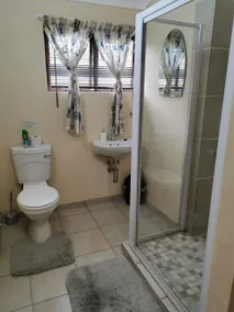 33 On Edwin Self Catering Accommodation Unit 1 - Image 2