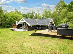 Bright Cottage with Hot Tub - Image 2