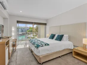 2-Bedroom Dual Key Apt in Luxury Resort - Image 2