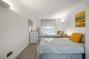 1 Bed Studio Apartment opposite Liverpool Street station - Image 2