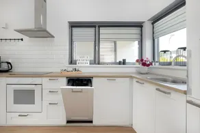 Holiday home, 3 bedrooms, private garden - Image 3