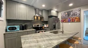 Canary Cottage, Lakefront King Suite with Hot Tub at Sam's Pizza - Image 3