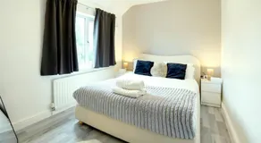 Stunning Lux 3 Bedroom home Priv Parking in Birmingham - Image 2