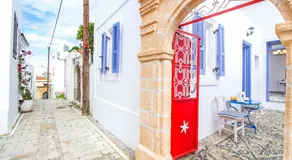 The red door in Koskinou - Image 4